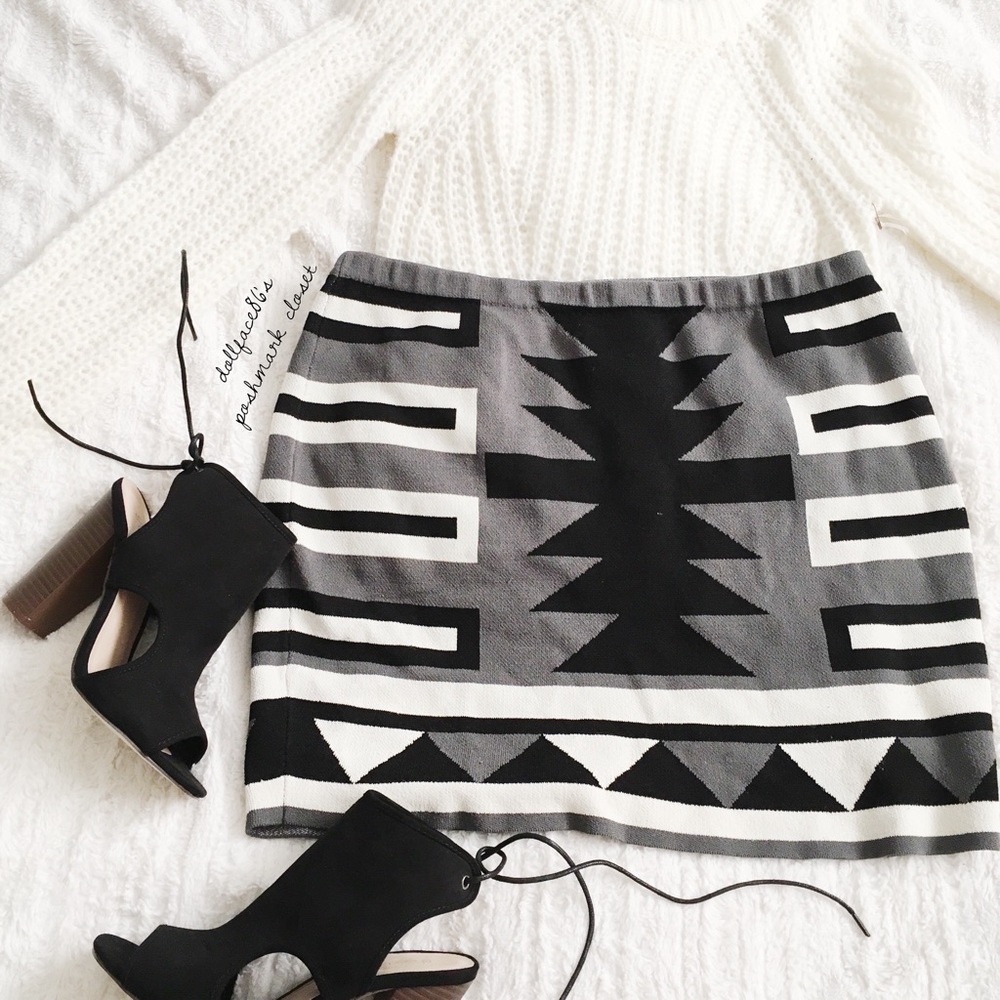 Gray and Black Geometric Knit Skirt